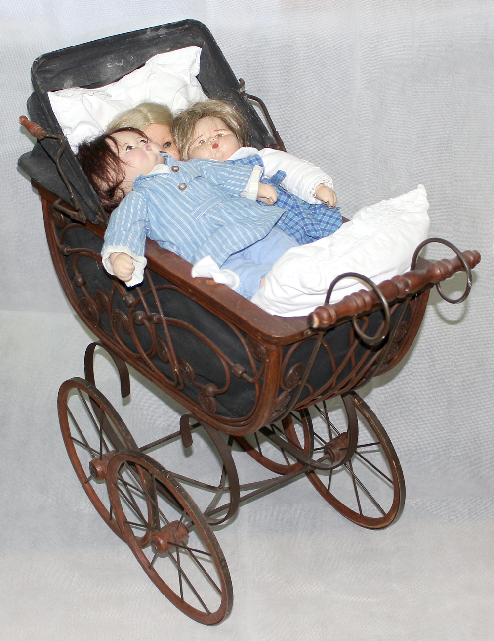 Kinderwagen mit 3 Puppen. | Bild Nr.1