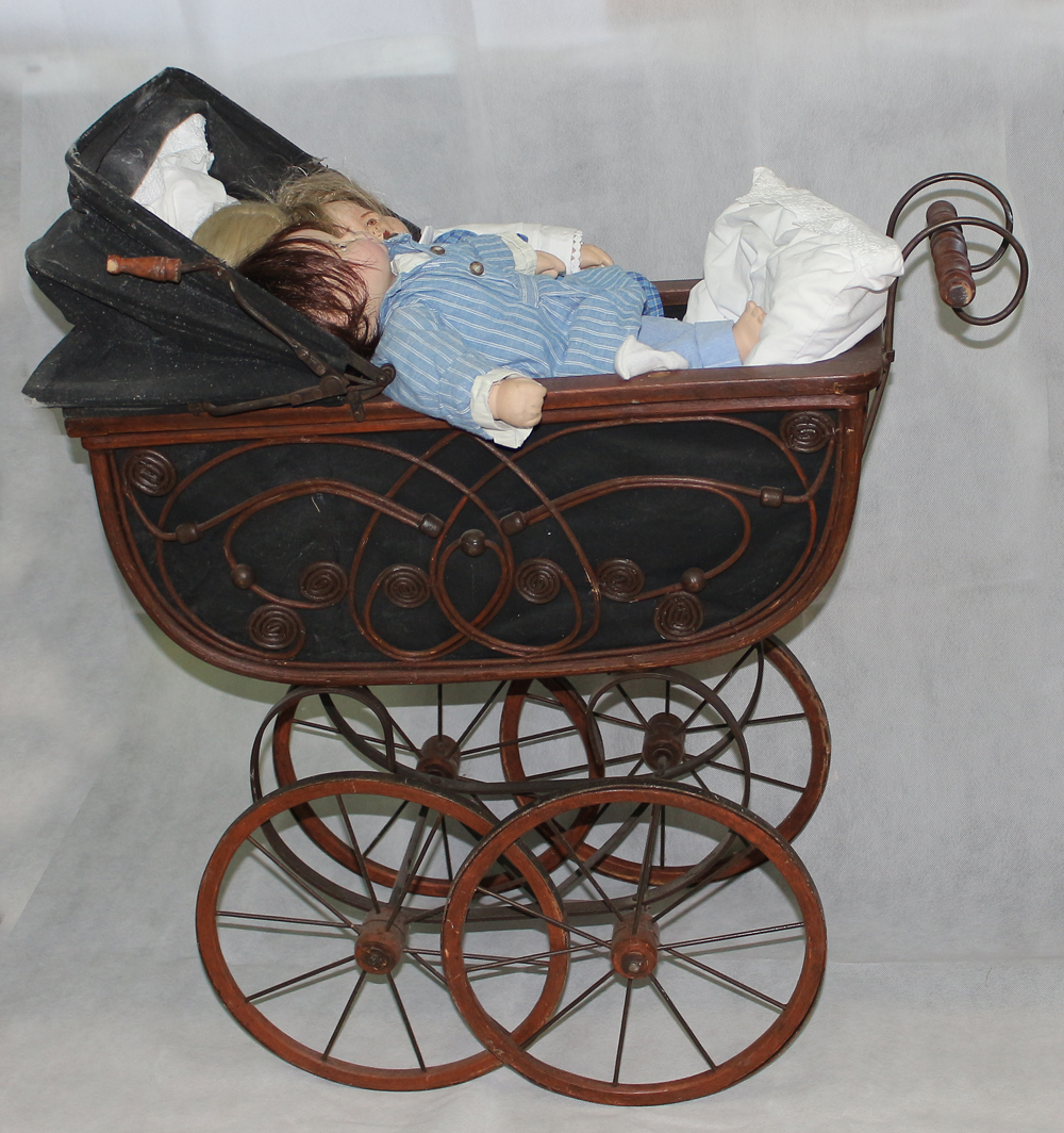Kinderwagen mit 3 Puppen. | Bild Nr.2
