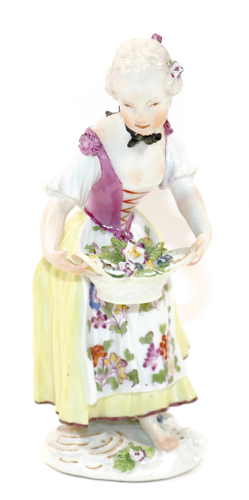 Gärtnerin mit Blumenkorb. | Bild Nr.1
